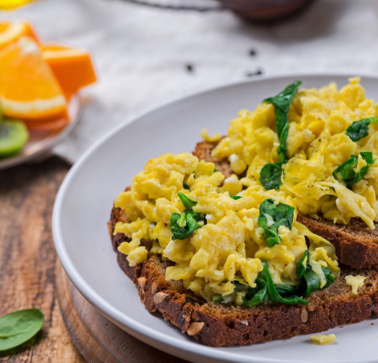 Épinards et œufs brouillés